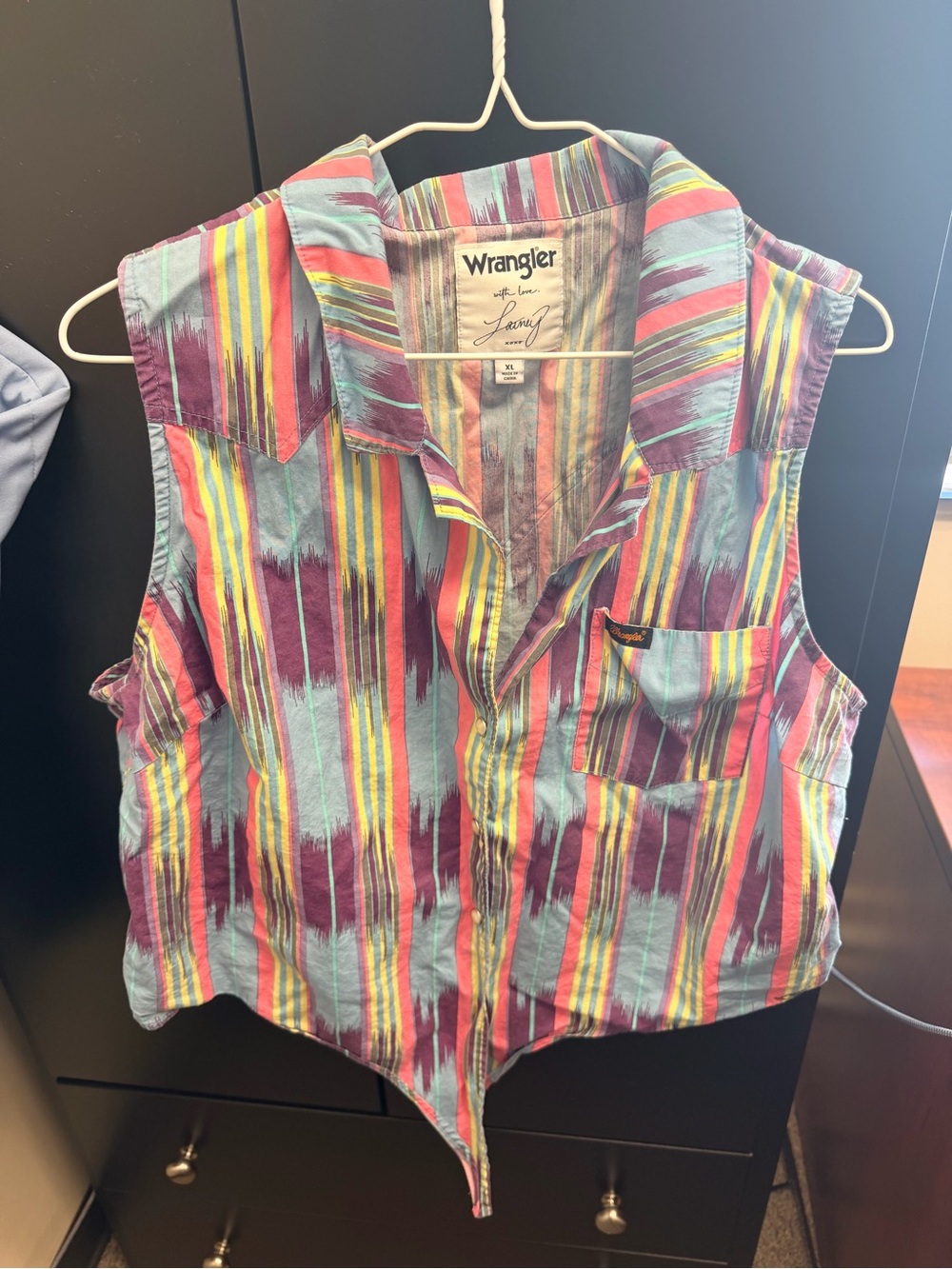 Lainey Wilson by Wrangler Women's Multicolor Striped Sleeveless pearl snap